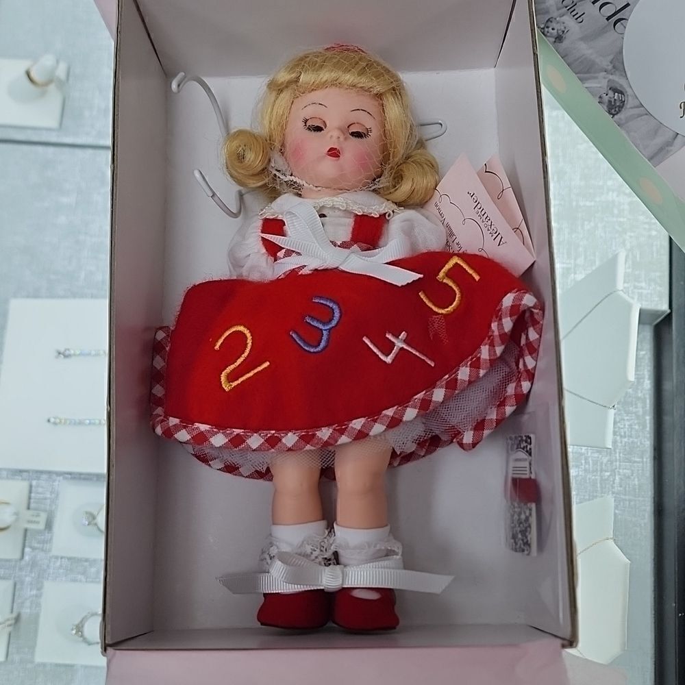 Madame Alexander Cassidy Lee's First Day 2005 Collectors doll